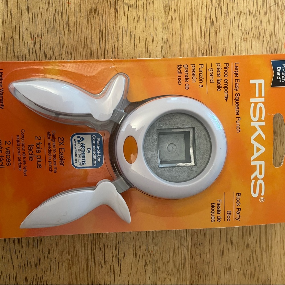 Fiskars Squeeze Punch in White and Orange